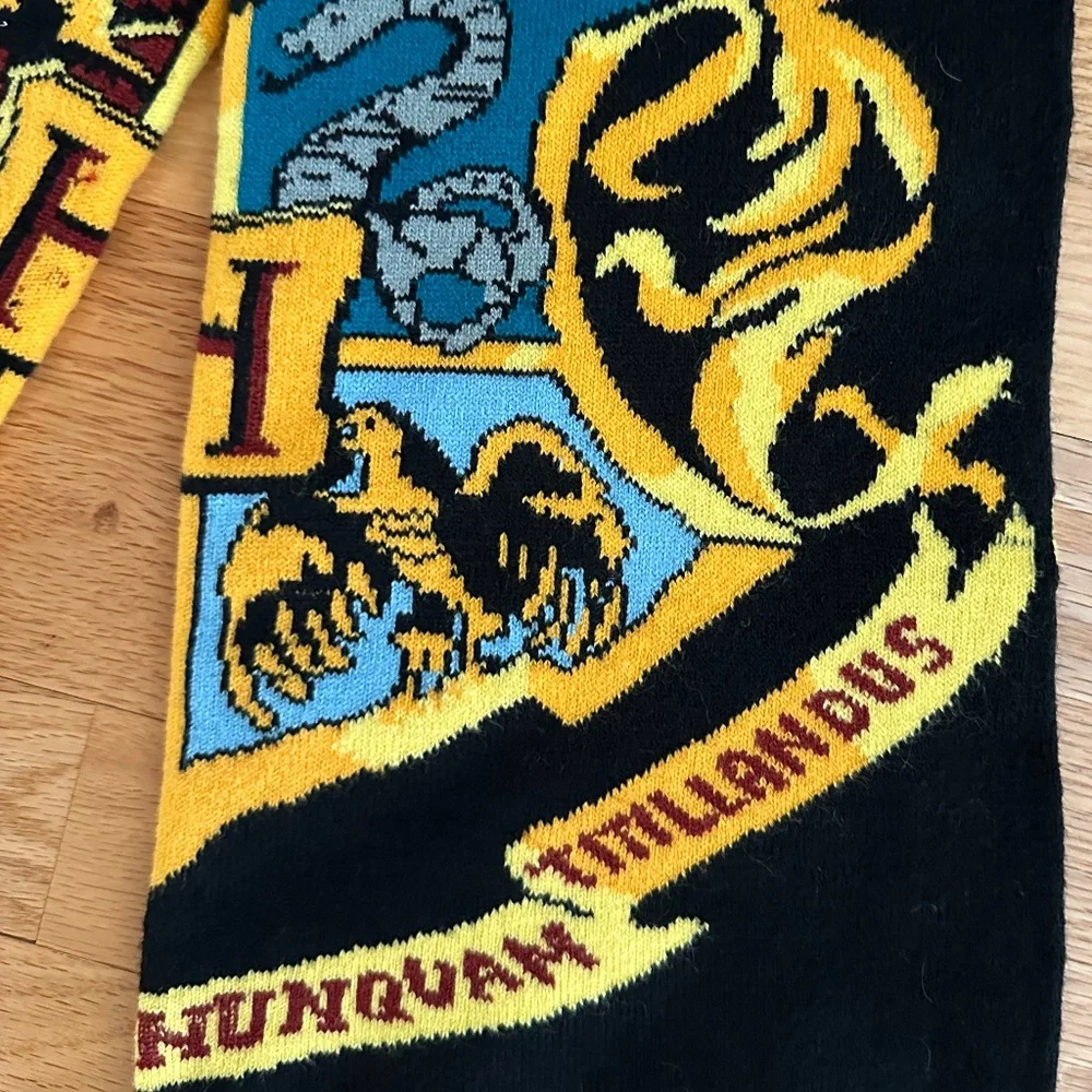 Harry Potter Hogwarts Crest Knit Scarf with Tassels